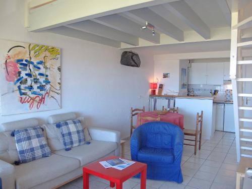 米尼赞海滩Apartment Cap Océan by Interhome的客厅配有沙发和桌子
