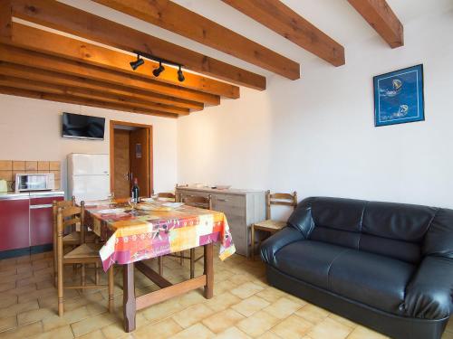 米尼赞海滩Holiday Home Sicard-3 by Interhome的客厅配有桌子和真皮沙发