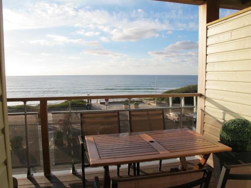 米尼赞海滩Studio Horizon-1 by Interhome的阳台配有桌子,享有海景。