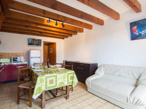 米尼赞海滩Holiday Home Sicard-5 by Interhome的客厅配有桌子和沙发