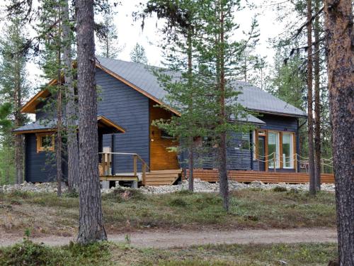 KyröHoliday Home Villa biegga by Interhome的树林里的木小屋