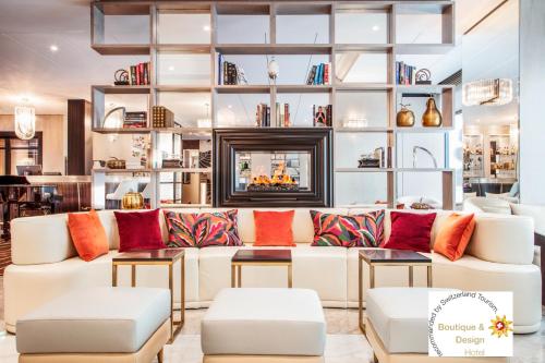 日内瓦布里斯托尔酒店的客厅配有白色沙发和壁炉