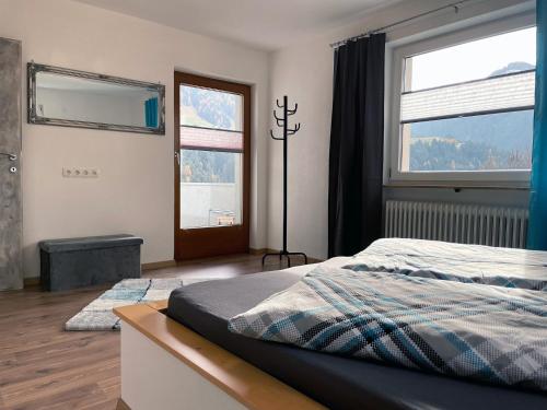 SellrainFerienwohnung Sunhill的一间卧室设有一张床和一个大窗户