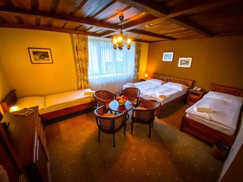 多纳瓦利多纳瓦利恩奇安霍斯基酒店的配有一张床和一张桌子及椅子的房间
