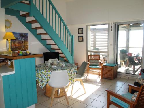 米尼赞海滩Apartment Horizon-2 by Interhome的一间带桌子和楼梯的客厅