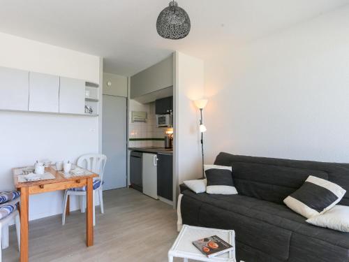 米尼赞海滩Apartment Grand Pavois-4 by Interhome的客厅配有沙发和桌子