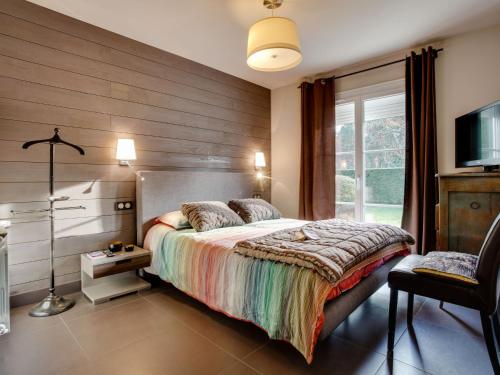 米米藏Holiday Home Baschoc by Interhome的一间卧室设有一张大床和一个窗户。
