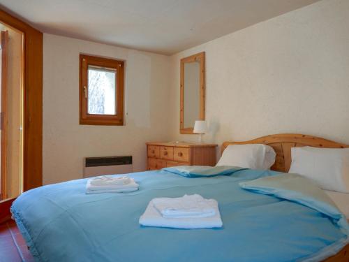 Ponto ValentinoHoliday Home Rustico al Campett by Interhome的一间卧室配有蓝色的床和毛巾