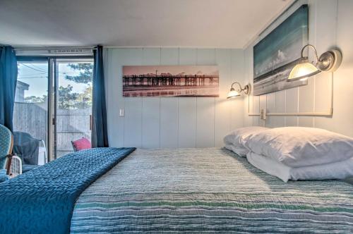 丹尼斯Cozy Studio on Cape Cod with Furnished Patio!的一间卧室配有一张床,享有码头的景色