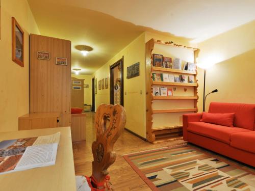 阿尔巴迪卡纳泽伊Apartment Enrosadira-3 by Interhome的客厅配有红色的沙发和桌子