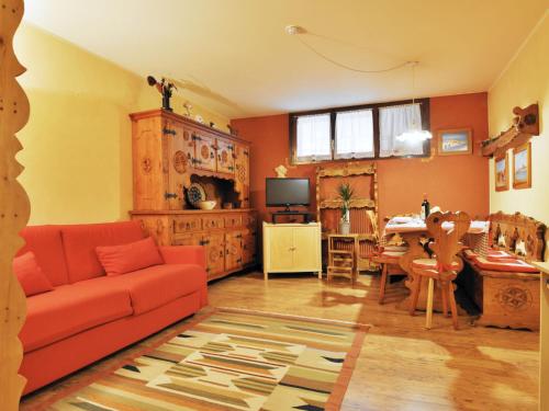 阿尔巴迪卡纳泽伊Apartment Enrosadira-3 by Interhome的客厅配有红色的沙发和桌子