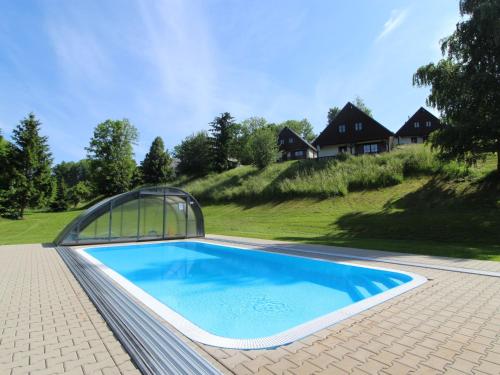 LauterwasserHoliday Home Holiday Hill 50 by Interhome的一座房子旁的温室游泳池