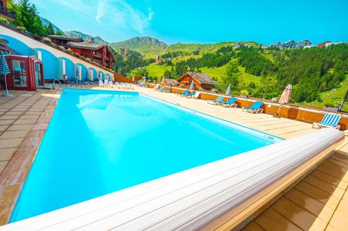 拉普拉涅1800Le Panoramix的山地度假酒店的游泳池