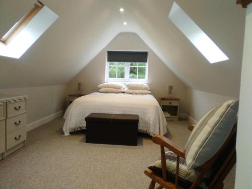 约克Waterside Cottage的阁楼卧室设有床和窗户。
