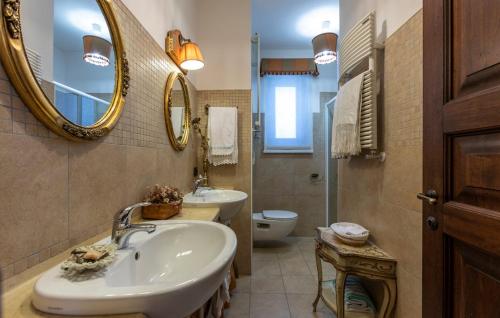 伊塞尔尼亚Villa MariaTeresa的一间带水槽、卫生间和镜子的浴室