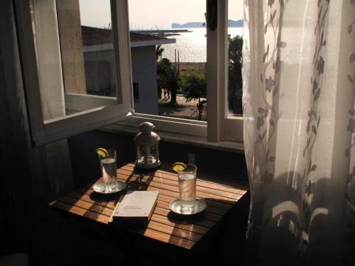 阿尔盖罗Il Faro di Alghero的海景窗户上的桌子