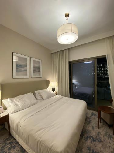艾阿卡Apartment the address resort- Two-Bedroom and maid room的卧室设有一张白色大床和一扇窗户。