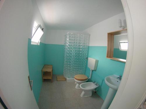 科武港Ahoy Porto Covo Hostel的蓝色的浴室设有卫生间和水槽