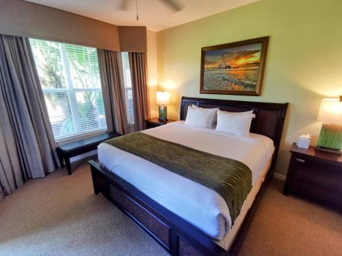 那不勒斯GreenLinks Luxury Villa at Lely Resort Golf - 3 Bedrooms的一间设有大床和窗户的酒店客房