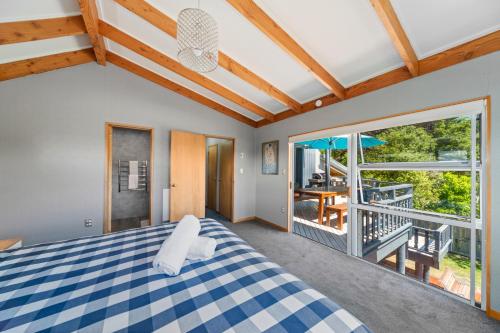 陶波Choice Wharewaka - Taupo Holiday Home的一间卧室设有一张床和一个阳台