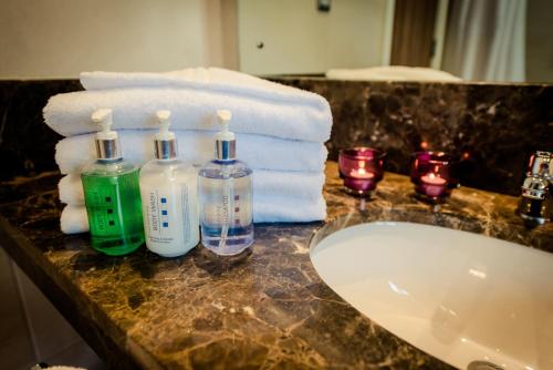 塔拉特格拉斯豪斯酒店的浴室柜台配有水槽和毛巾