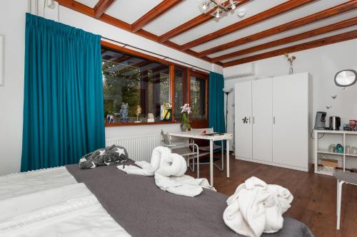 Bennekom宾尼格姆马普塔司旅馆的一间卧室,床上配有毛巾和桌子