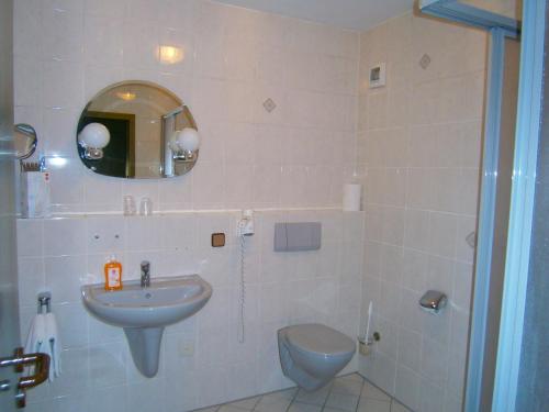 欧波楚巴赫德里林登旅馆的一间带水槽、卫生间和镜子的浴室