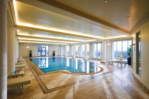 洛克斯顿Best Western The Webbington Hotel & Spa的一座带大堂的大楼内的大型游泳池