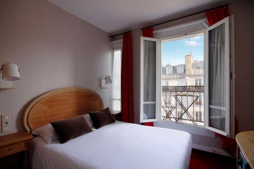 巴黎贝斯特韦斯特阿拉米圣日耳曼酒店的一间卧室设有一张床和一个大窗户