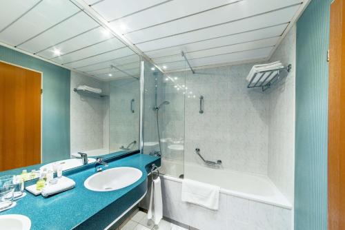 布拉格布拉格市NH酒店的带浴缸、水槽和淋浴的浴室