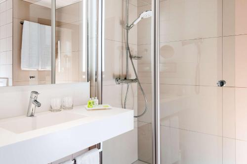 杜塞尔多夫NH杜塞多夫北城酒店的一间带水槽和淋浴的浴室