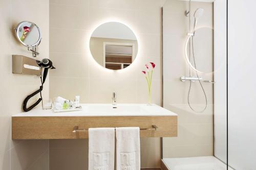 汉堡汉堡市NH系列酒店的一间带水槽、镜子和淋浴的浴室