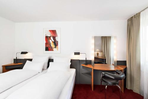 贝河畔的海尔斯伯格海德堡海尔斯伯格NH酒店的酒店客房配有两张床和一张书桌