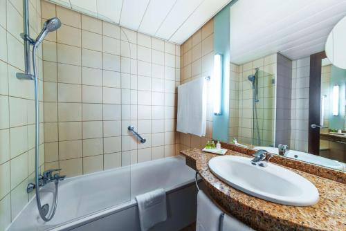 布达佩斯NH布达佩斯市酒店的一间带水槽、浴缸和淋浴的浴室