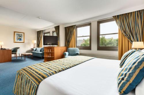布森NH布森月塔巴克酒店的酒店客房设有一张大床和一台电视。