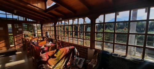ChasquiCuscungo Cotopaxi Hostel & Lodge的大型客房设有窗户,享有森林美景