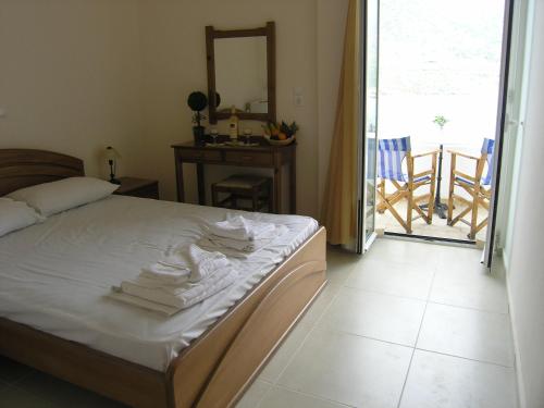巴利恩波萨罗波拉住宿加早餐旅馆的一间卧室配有白色床单和阳台