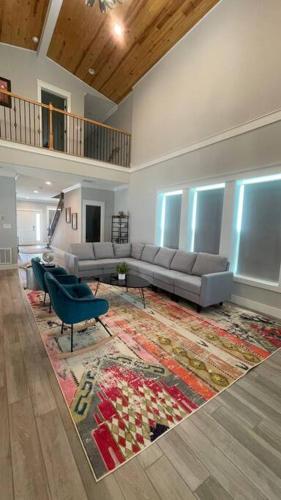 弗利Luxury House Cottage - Foley的带沙发和地毯的客厅
