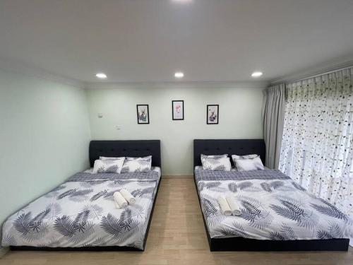 伯恩仓EquatorialHillResort SunsetView 10Min Popular FARM的卧室内两张并排的床