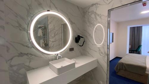 卡缅斯科耶Optima Collection Kamianske的浴室设有水槽和墙上的镜子