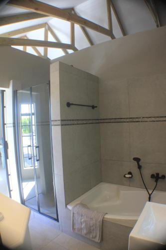 蒙塔古Pecan Tree Cottage的设有带浴缸和淋浴的浴室。