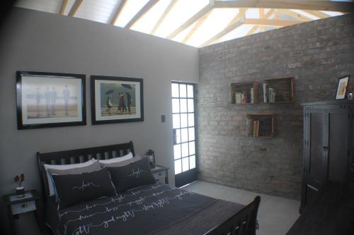 蒙塔古Pecan Tree Cottage的一间带一张床铺的卧室,位于带天窗的房间内