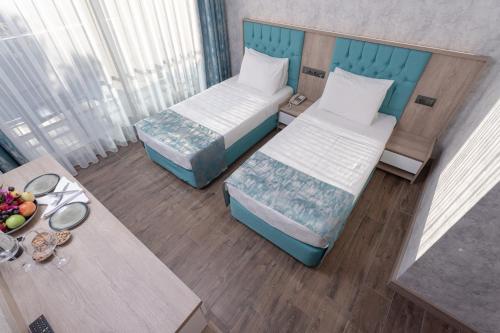 迪迪姆Anadolu Hotels Didim Club - Ultra All Inclusive ex Palmwings的享有高空美景,设有两张床和一张桌子。