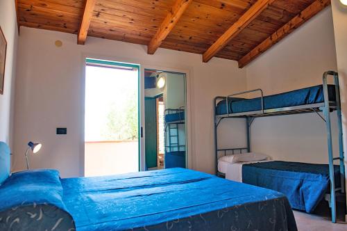 皮肖塔Lido Paradiso Resort的一间卧室设有两张双层床和一扇窗户。