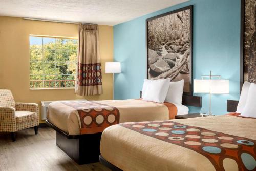 Whites Creek纳什维尔/白人溪速8酒店的酒店客房带两张床、椅子和窗户