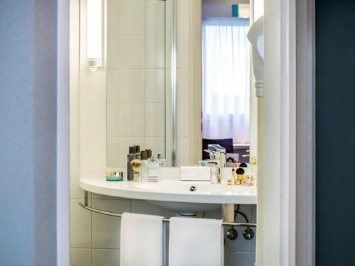 琴斯托霍瓦宜必思琴斯托霍瓦酒店的一间带水槽和镜子的浴室