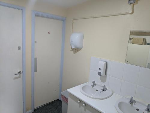 哈洛HARLOW INTERNATIONAL HOSTEL的白色的浴室设有水槽和镜子