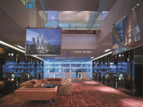 吉隆坡吉隆坡盛贸饭店的大楼内带两张沙发和一台电视的大堂