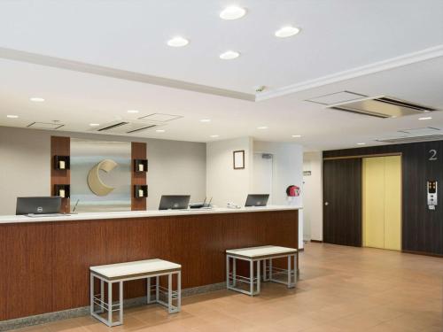 成田成田机场康福特茵酒店的大堂设有2张凳子的柜台