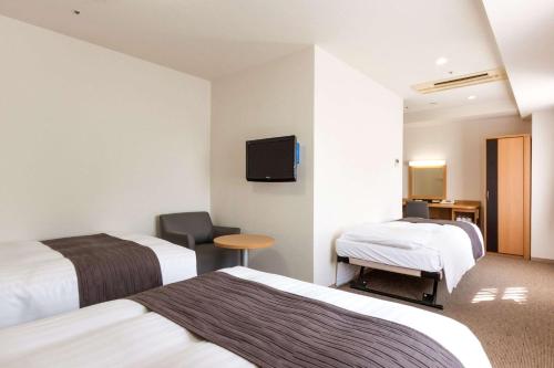 横滨横滨关内怡然酒店的一间酒店客房,设有两张床和电视